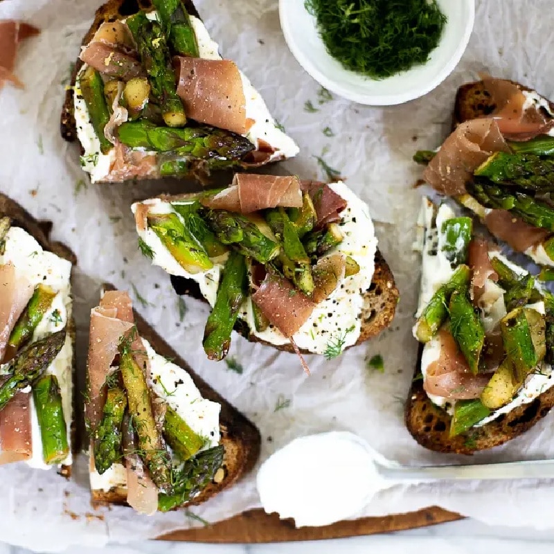Asparagus and ricotta tartine