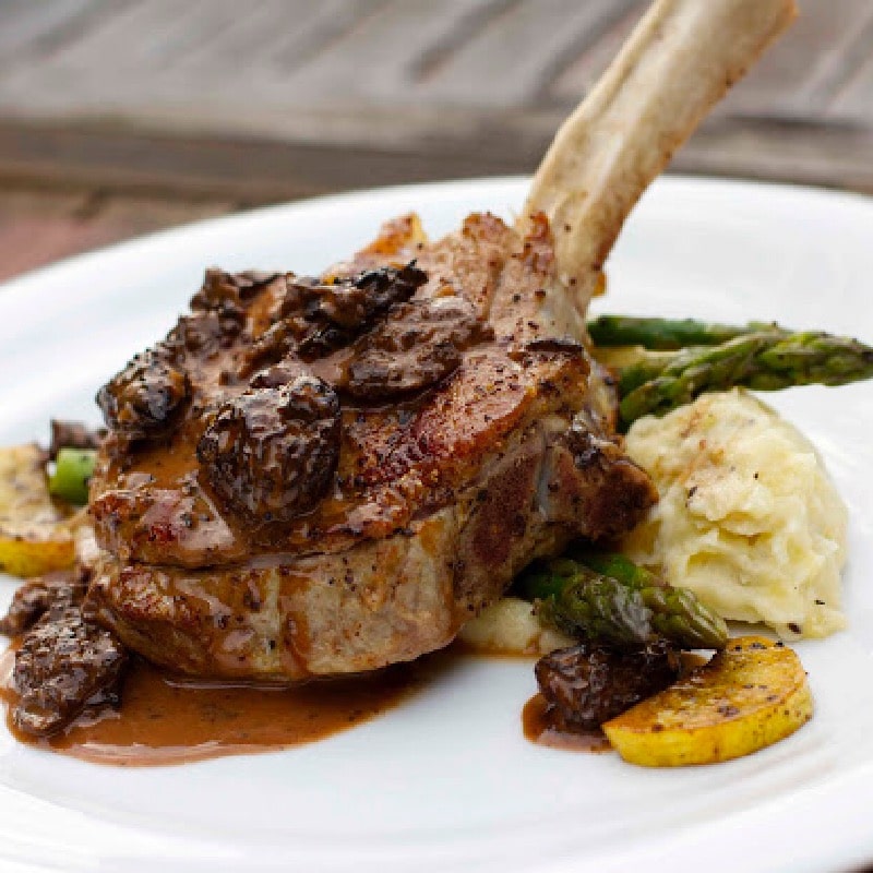 Veal chop with potatoes and vegetables 